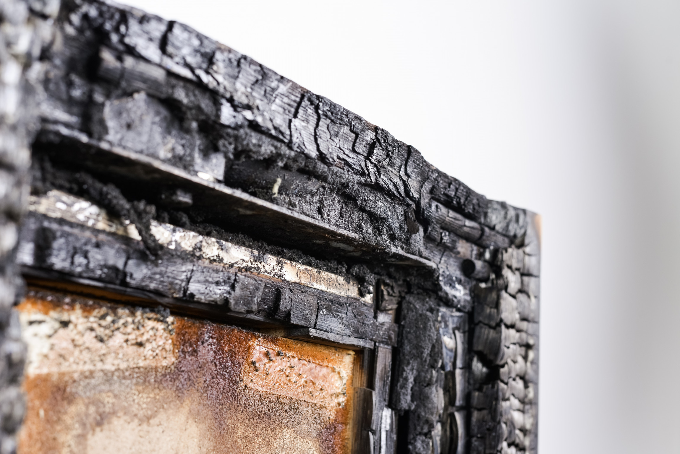 Angebranntes Fenster bestandener Brandversuch