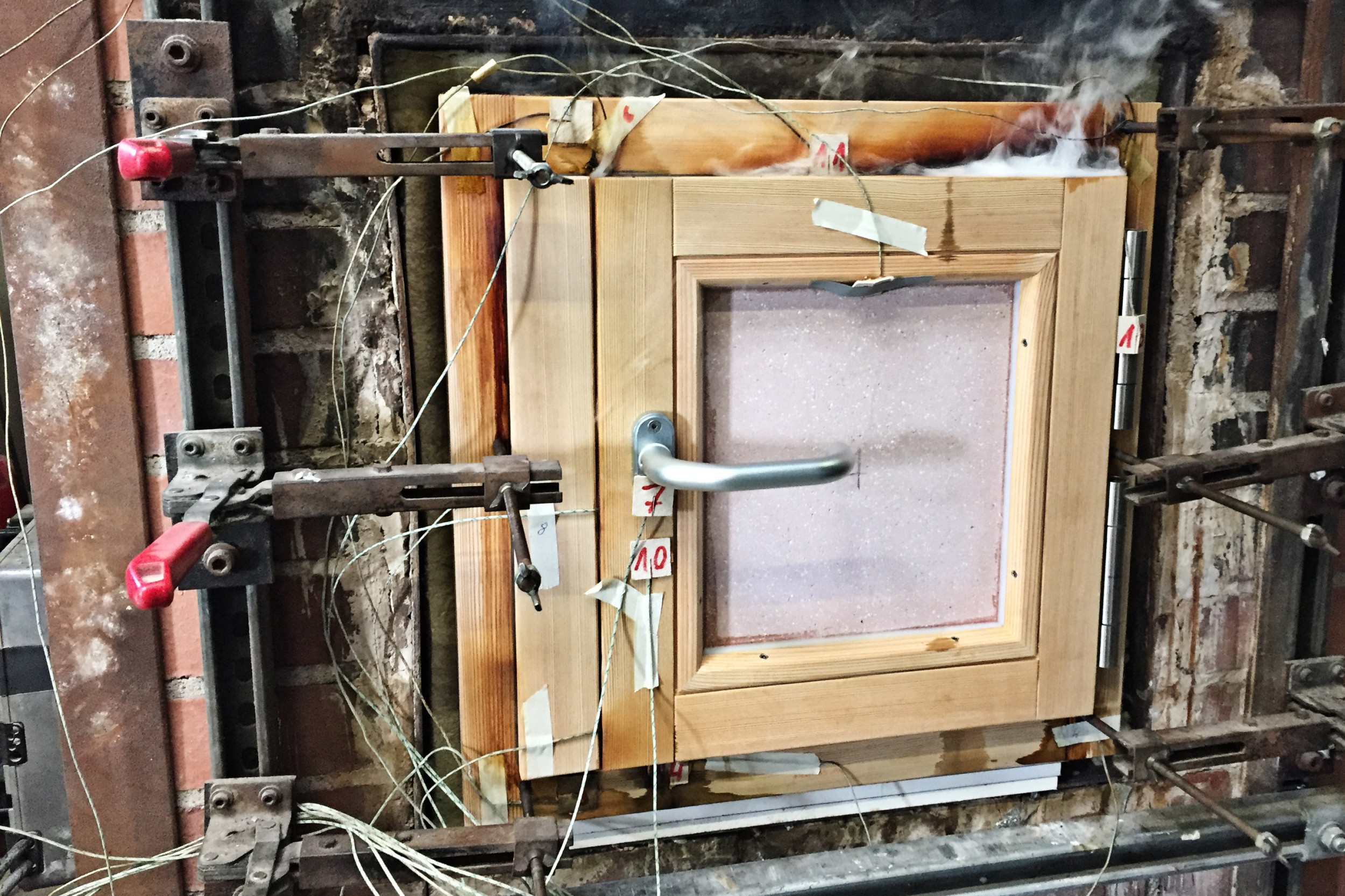 Brandschutzfenster Versuch Feuer