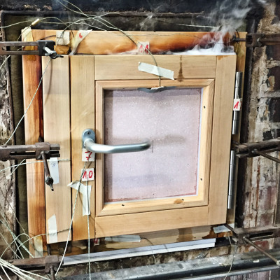 Brandschutzfenster Versuch Feuer