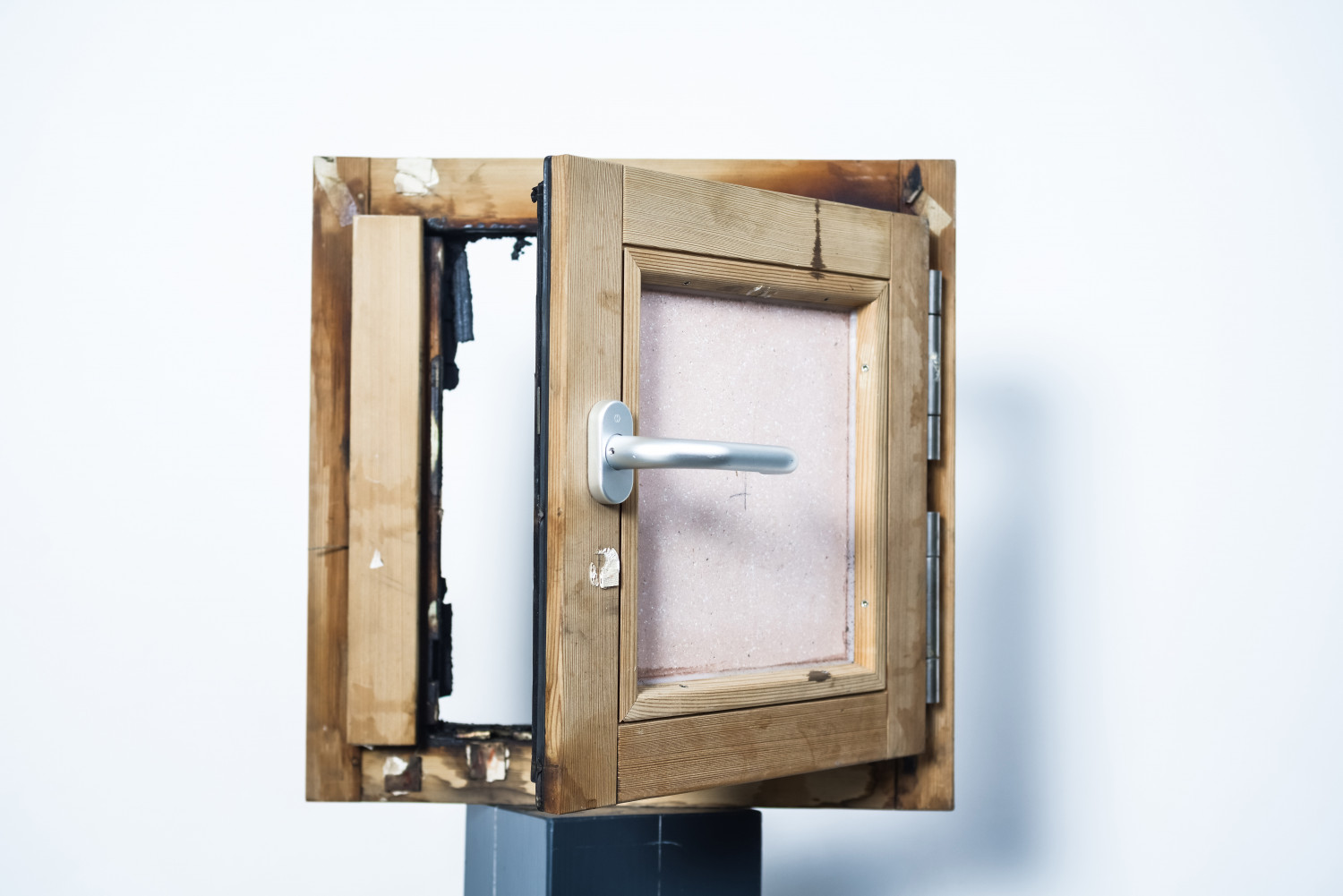Offenes Fenster nach Brandversuch
